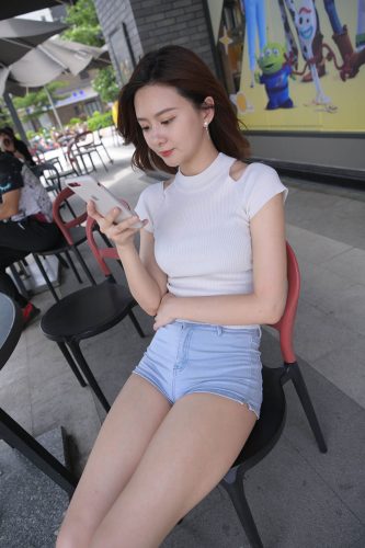 图片[1]-短发牛仔的漂亮女生【2.4G】-喵咪图库