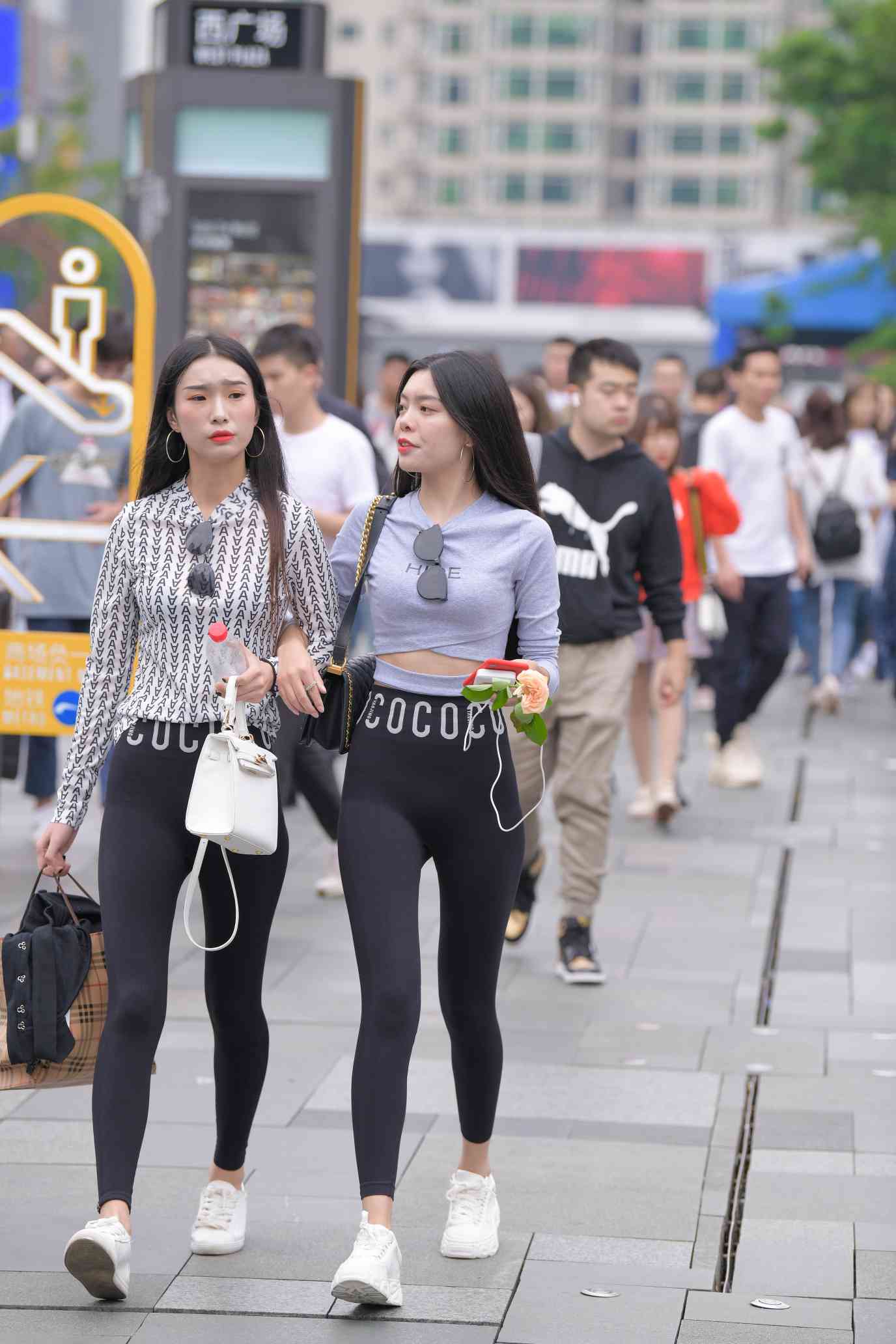 图片[2]-【免费】逛街的两个瑜伽裤姑娘【40P】04030-喵咪图库