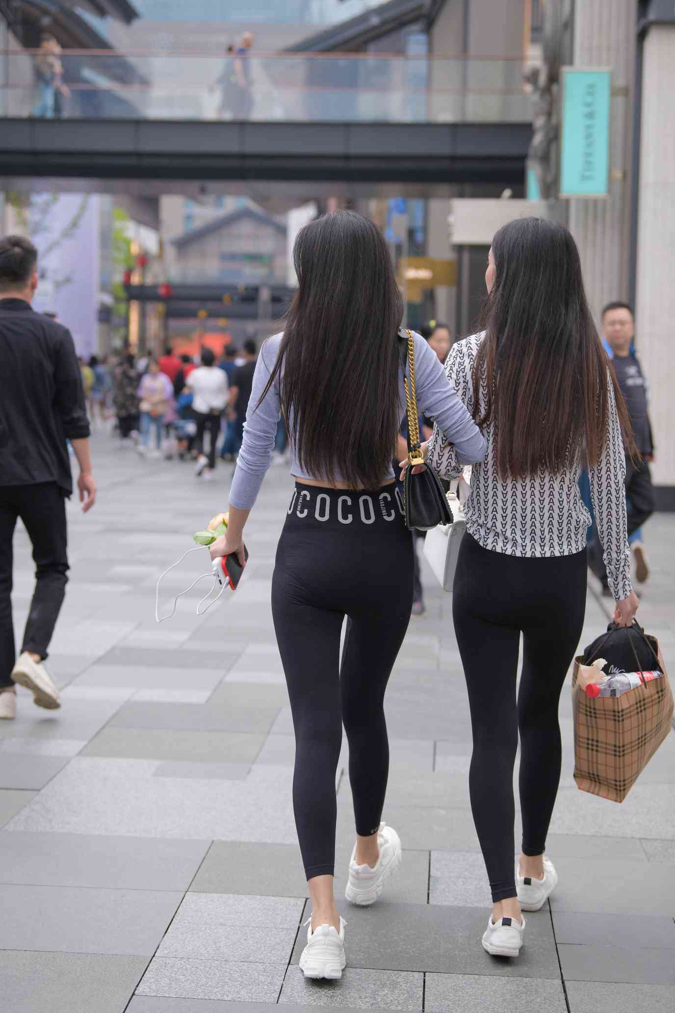 图片[3]-【免费】逛街的两个瑜伽裤姑娘【40P】04030-喵咪图库