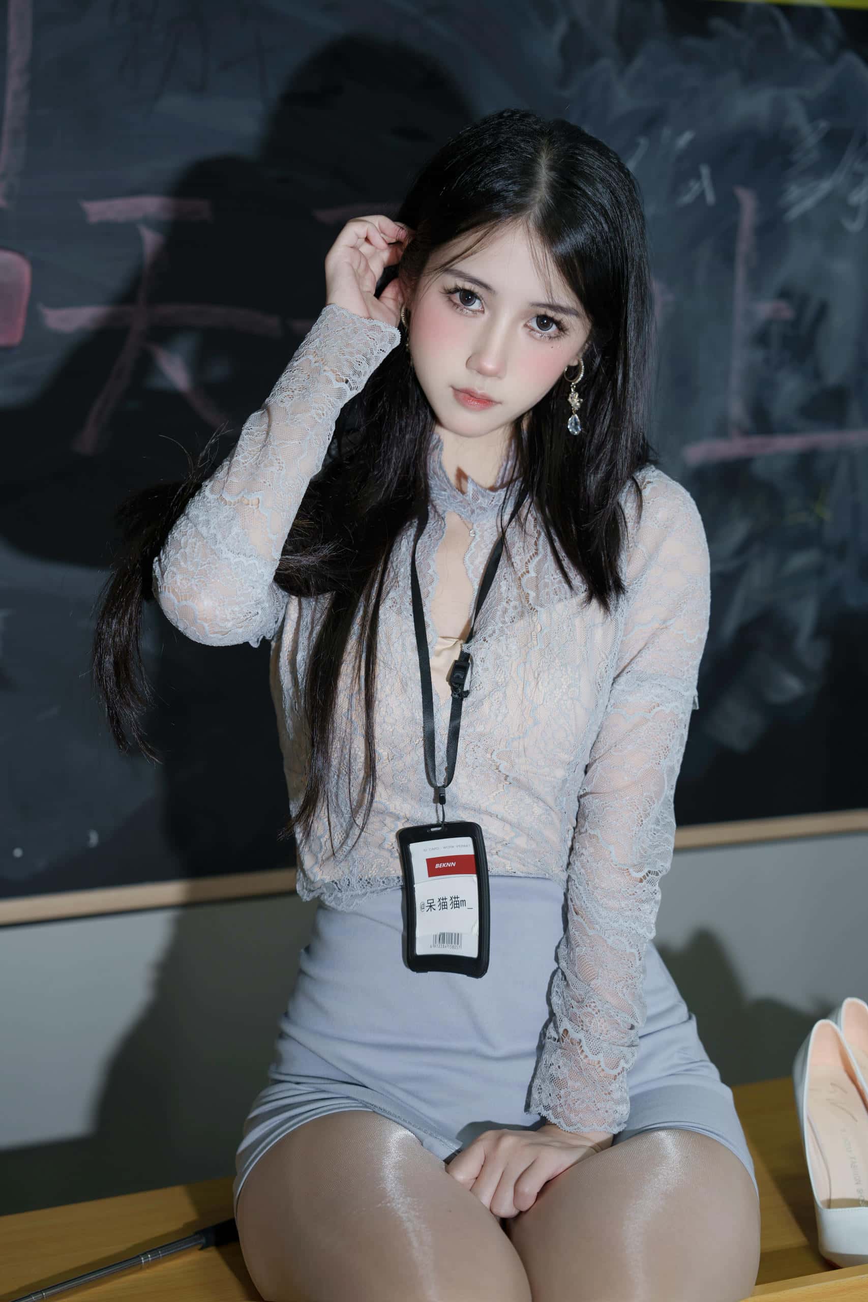 图片[2]-穿亮色丝袜高跟鞋的美女老师【49P】P50212-喵咪图库