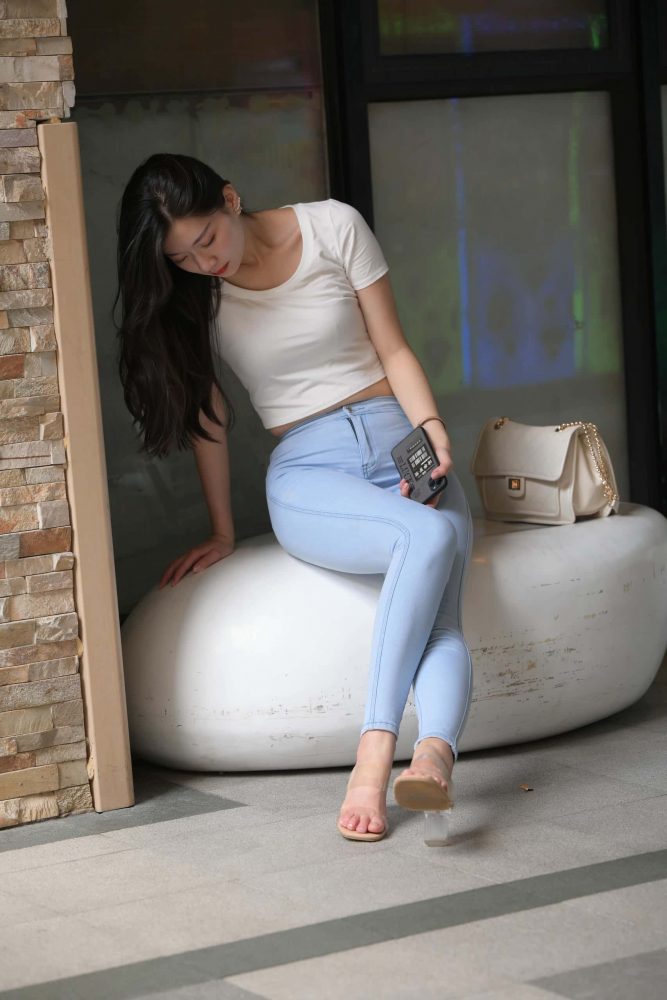 正在逛街的紧身牛仔裤女孩【1112P】J5110-喵咪图库