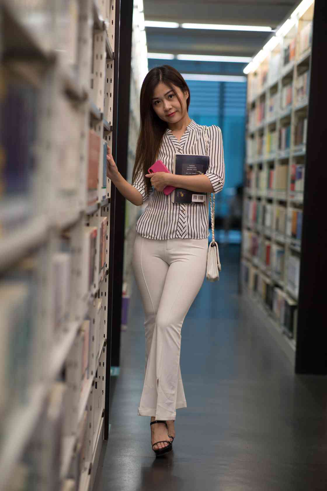 图片[5]-逛书店的白色紧身裤女孩【450P】04040-喵咪图库