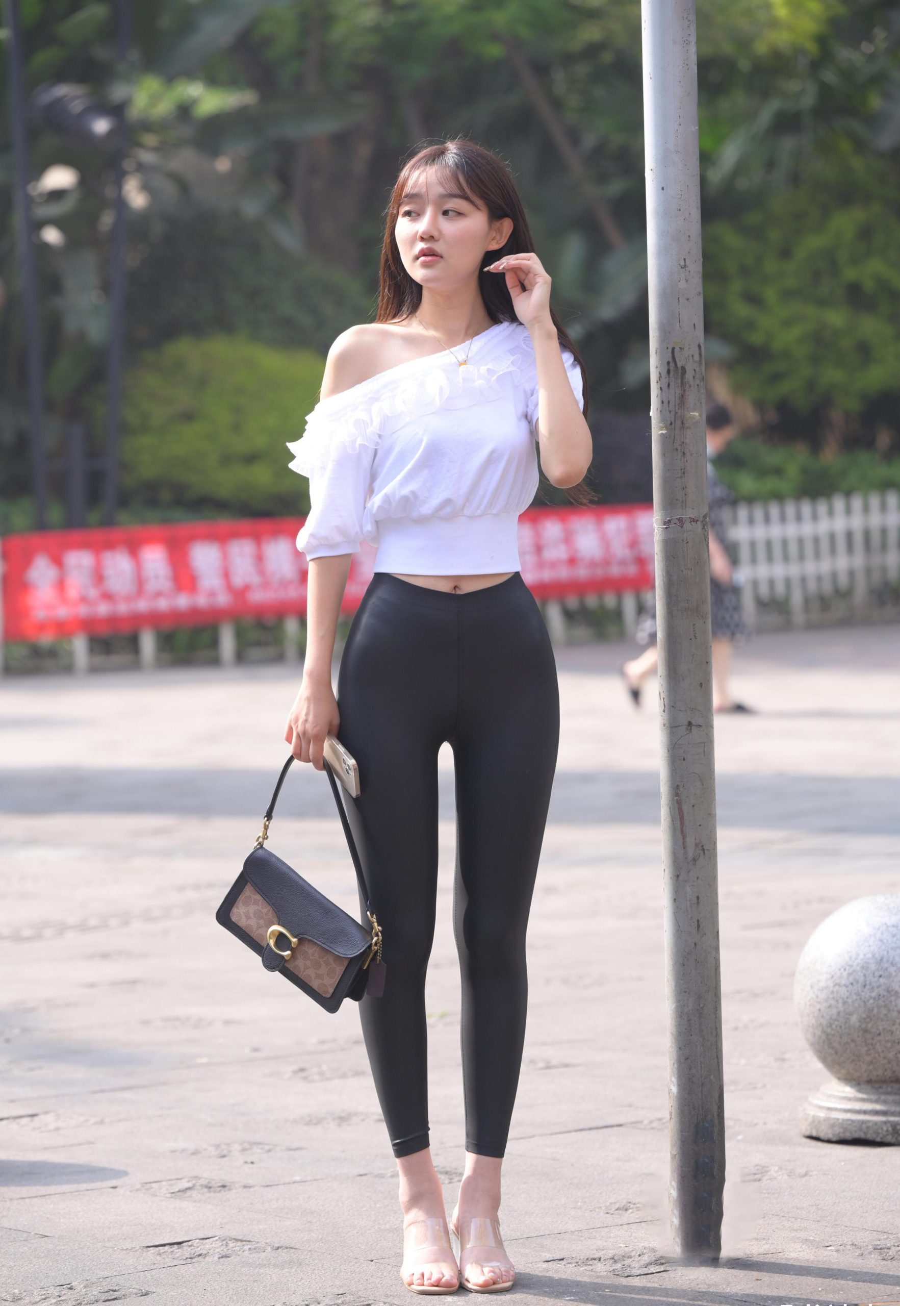 图片[5]-笑容非常甜美且治愈的皮裤女孩 J1945 751P1V-22.1GB-喵咪图库