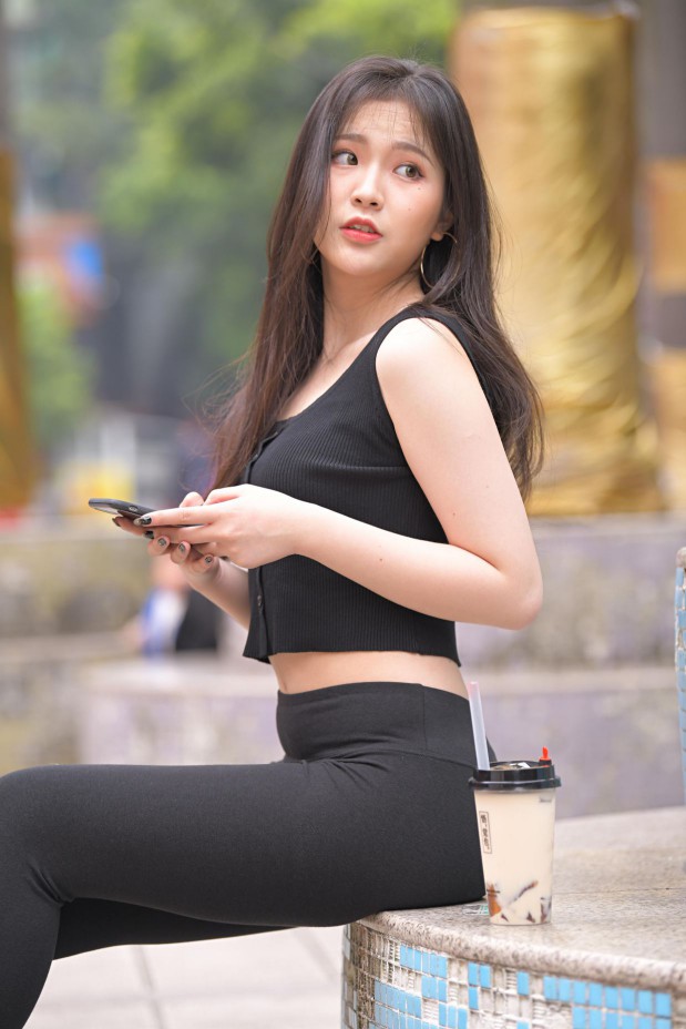 图片[1]-喝奶茶的黑色瑜伽裤长发姑娘【376P】00055-喵咪图库