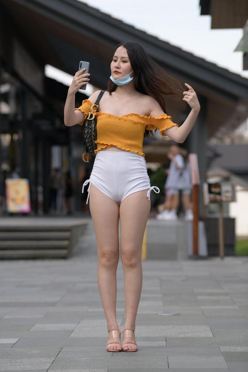 图片[1]-高腰白色短裤的漂亮女孩【767P】00065-喵咪图库