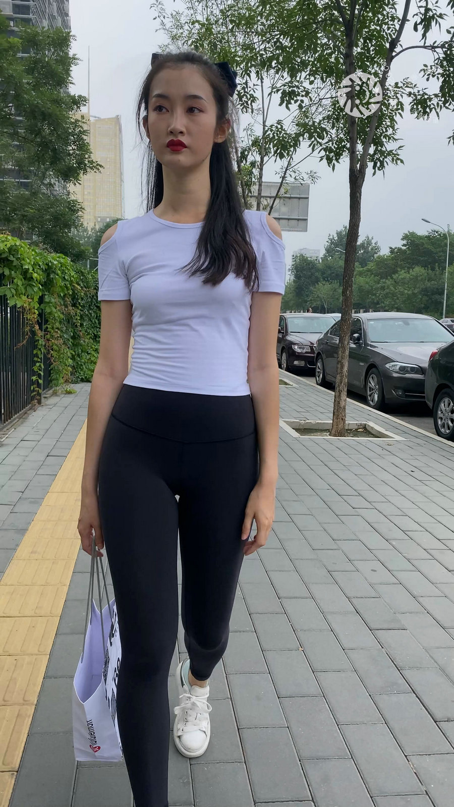 图片[1]-黑色瑜伽裤逛街的女孩J4000 MP4-7.76GB-喵咪图库