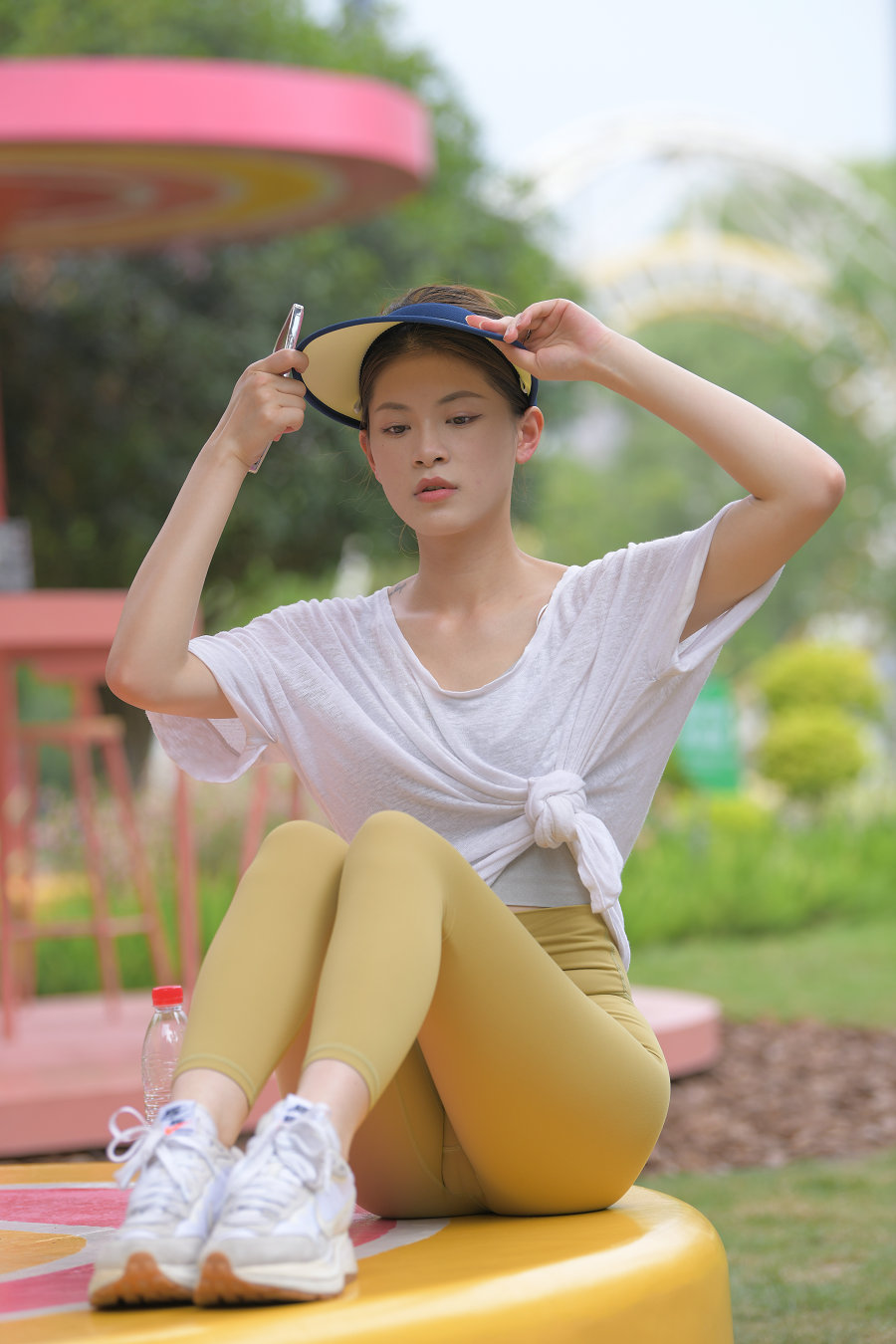 图片[1]-戴着遮阳帽的瑜伽裤女孩J2965 796P1V-27.1GB-喵咪图库