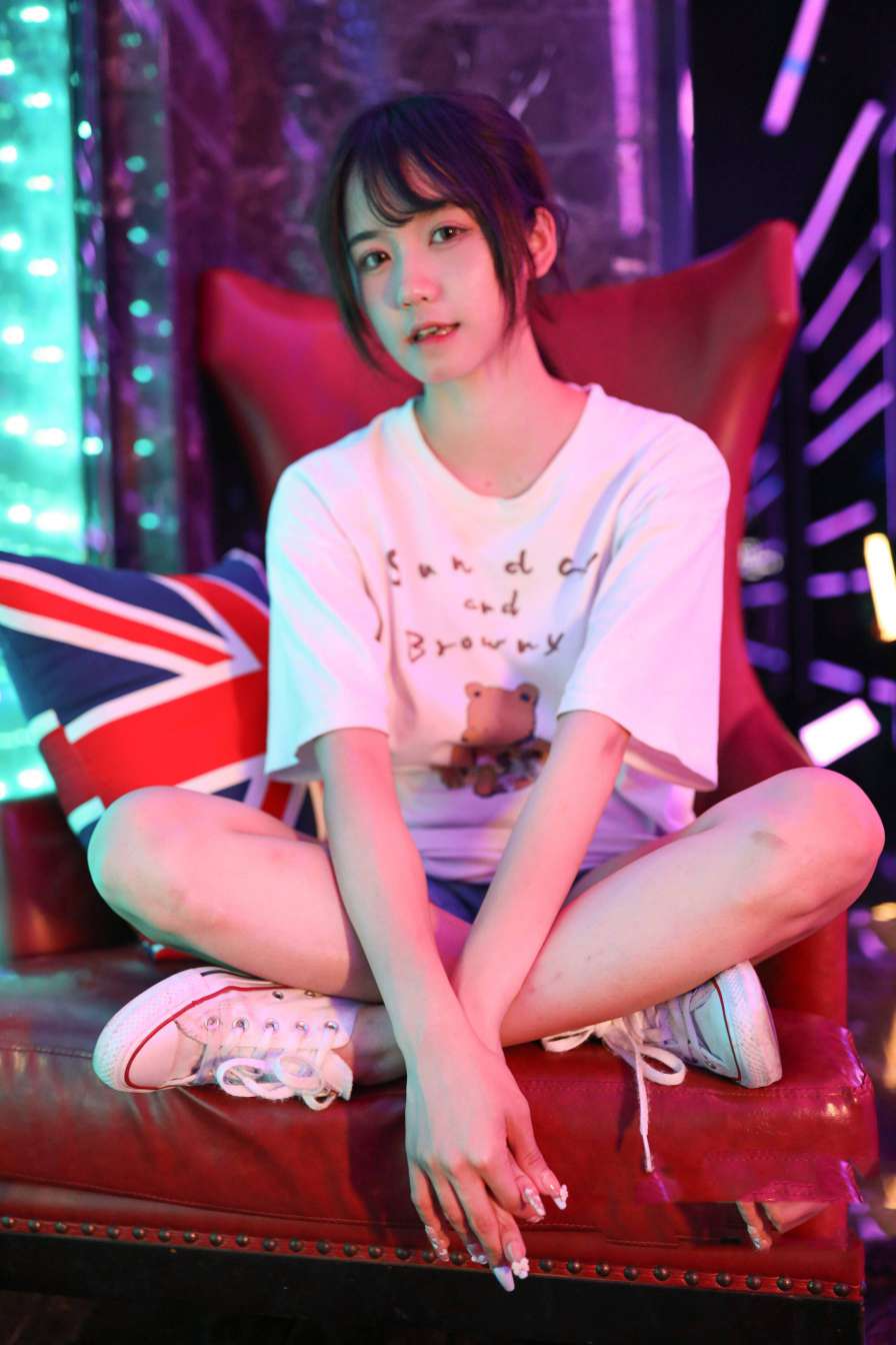 图片[2]-KTV里唱歌的长腿帆布鞋女孩【102P】20015-喵咪图库