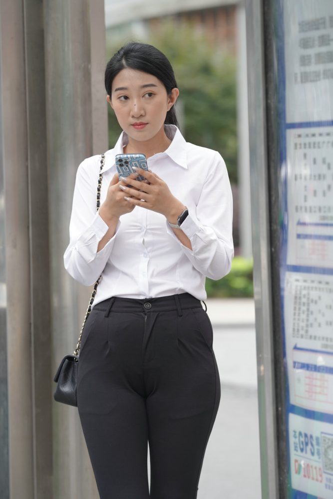图片[3]-等公交的制服女人J2130 976P2V-29.5GB-喵咪图库