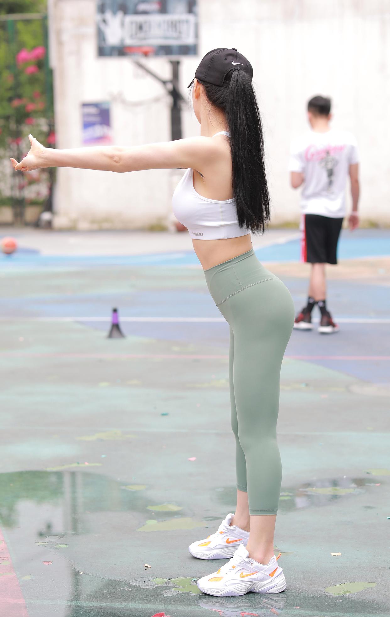 图片[1]-打扮很休闲的瑜伽裤女孩 J1600 415P3V-10.4GB-喵咪图库