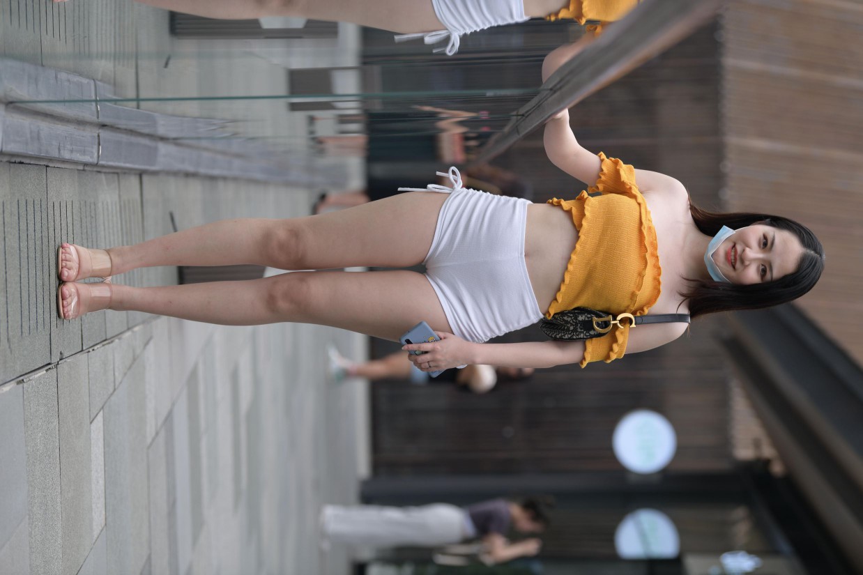 图片[2]-高腰白色短裤的漂亮女孩【767P】00065-喵咪图库
