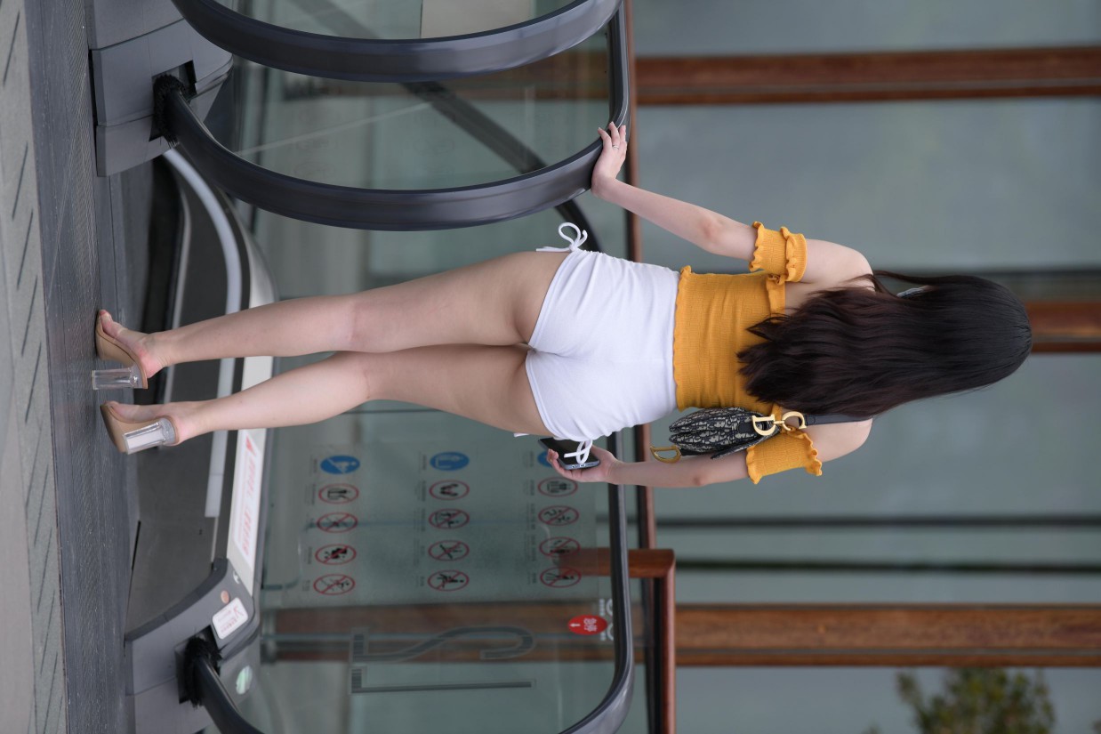 图片[3]-高腰白色短裤的漂亮女孩【767P】00065-喵咪图库