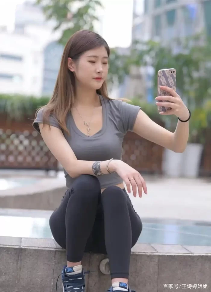图片[2]-有小虎牙非常甜美的瑜伽裤女孩-喵咪图库