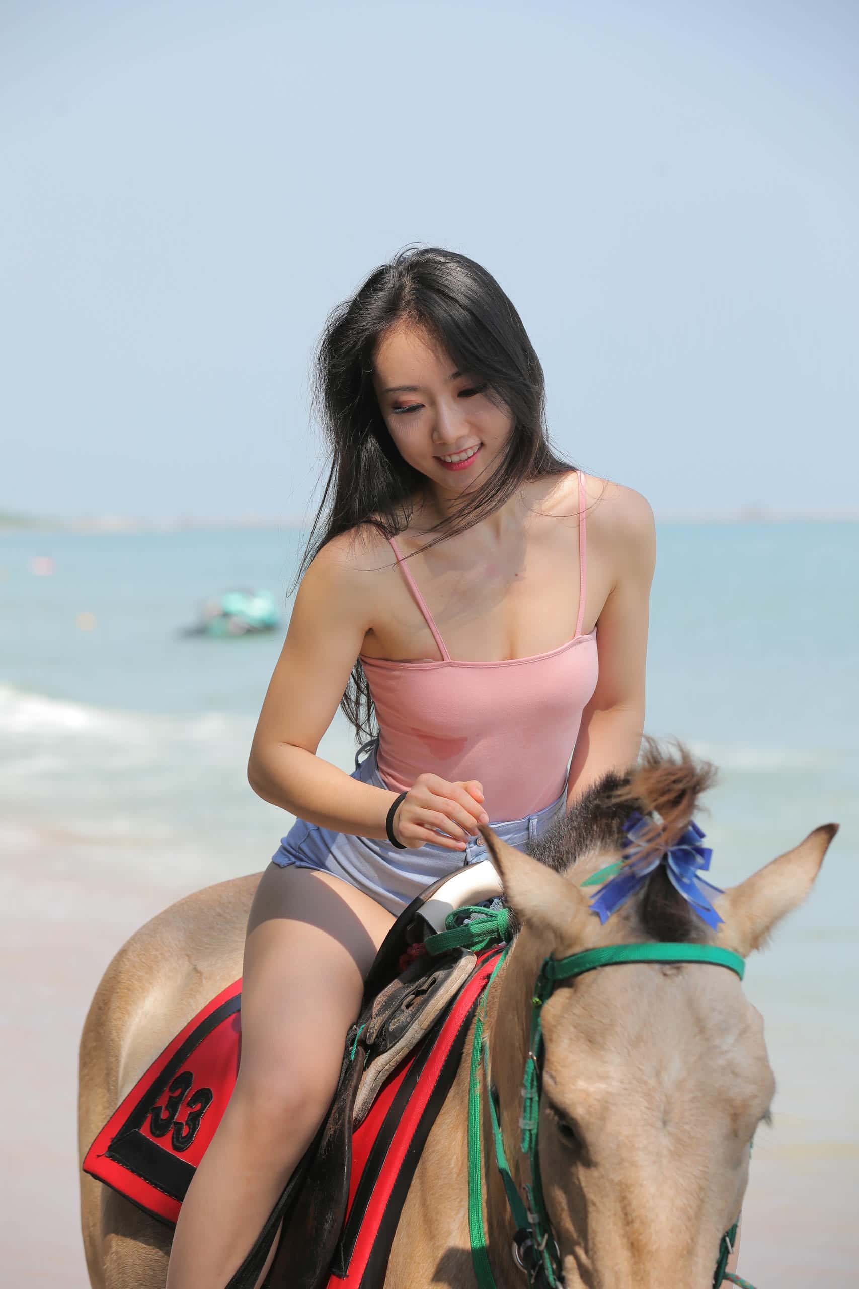 图片[2]-海边练习骑马的热裤女孩【348P】J4187-喵咪图库