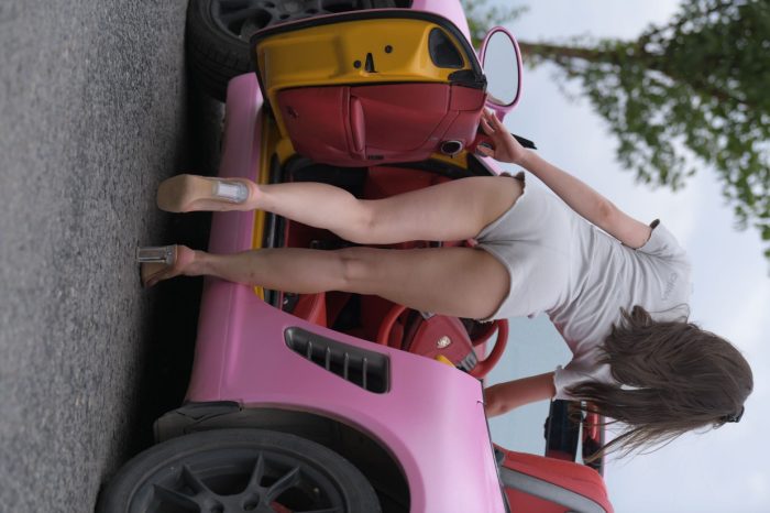 在海边开跑车的连衣短裤女孩【390P】00030-喵咪图库