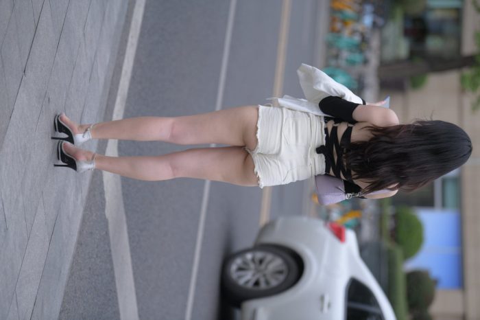 长发飘飘的白色热裤美丽女孩【49P】00029-喵咪图库