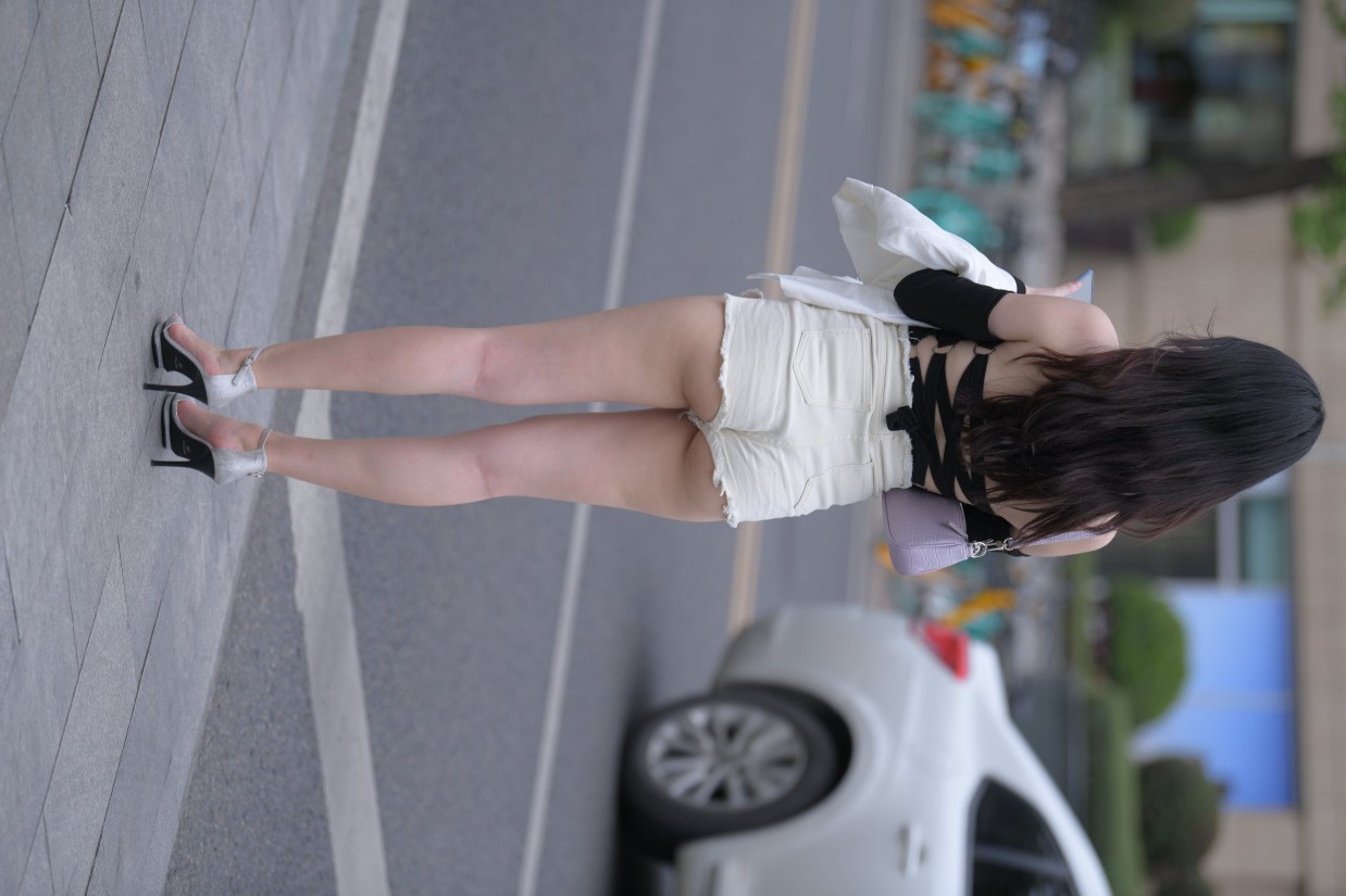 图片[2]-长发飘飘的白色热裤美丽女孩【49P】00029-喵咪图库
