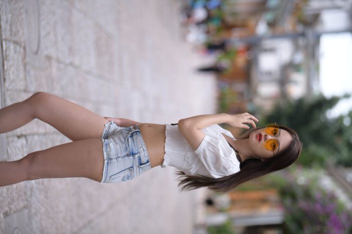 戴太阳镜的牛仔短裤紧身牛仔MM【167P】00021-喵咪图库