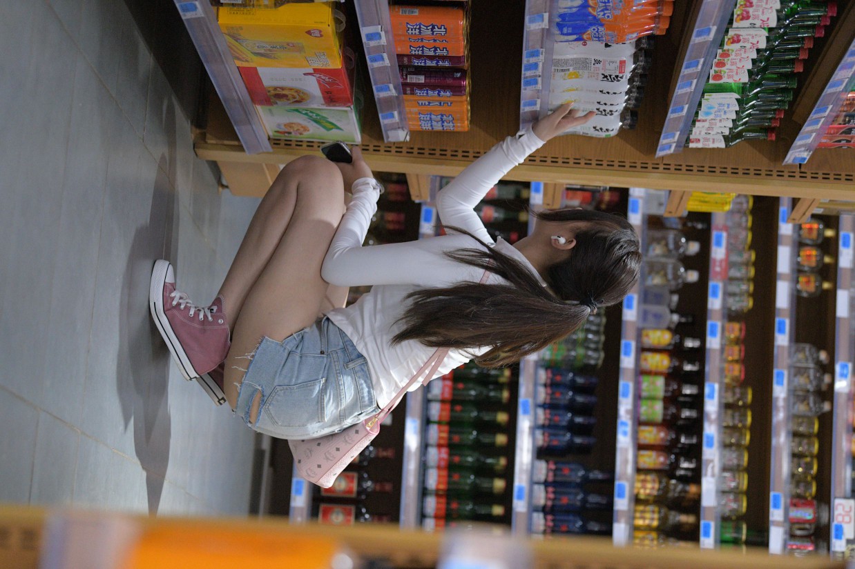 图片[5]-紧身牛仔短裤骑自行车的漂亮女孩【588P】00053-喵咪图库