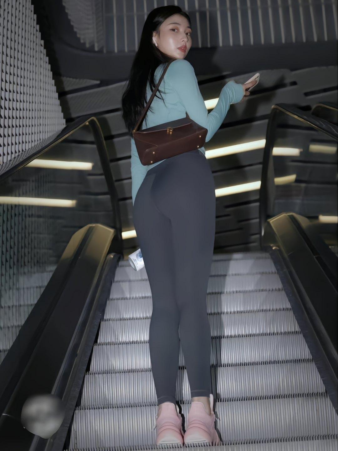 图片[1]-晚上逛商场的瑜伽裤漂亮女孩J2244 225P2V-15.1GB-喵咪图库