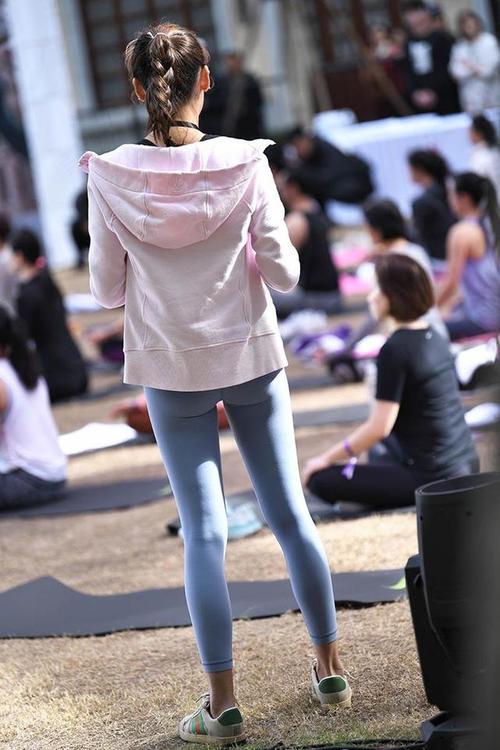 图片[2]-在广场看热闹的瑜伽裤女人-喵咪图库