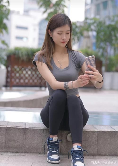 图片[1]-有小虎牙非常甜美的瑜伽裤女孩-喵咪图库