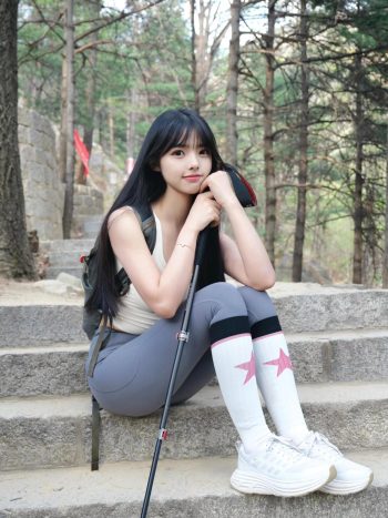 图片[1]-爱爬山的瑜伽裤MM，太甜美了！~-喵咪图库