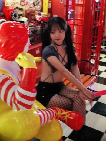 图片[3]-网格丝袜的清纯双马尾小姑娘-喵咪图库