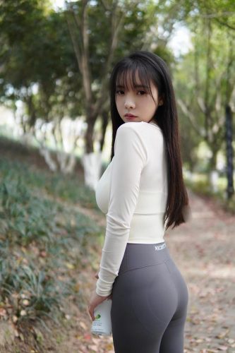 图片[9]-穿瑜伽裤爬山的长发少女-喵咪图库