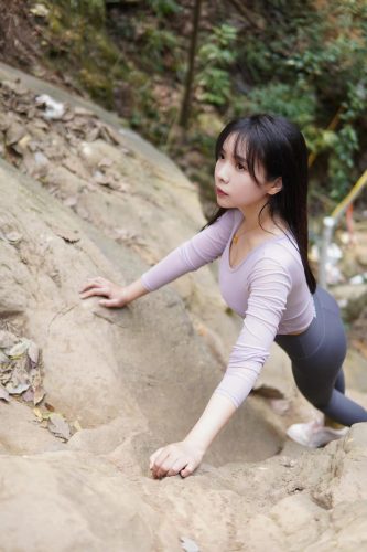 图片[8]-穿瑜伽裤爬山的长发少女-喵咪图库