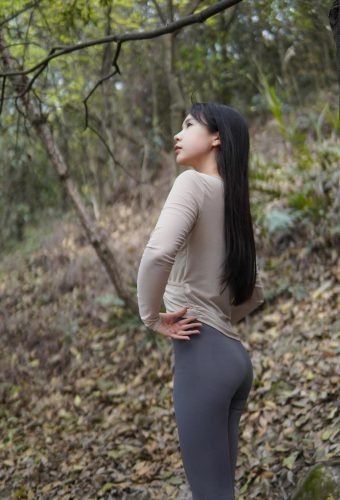 图片[5]-穿瑜伽裤爬山的长发少女-喵咪图库