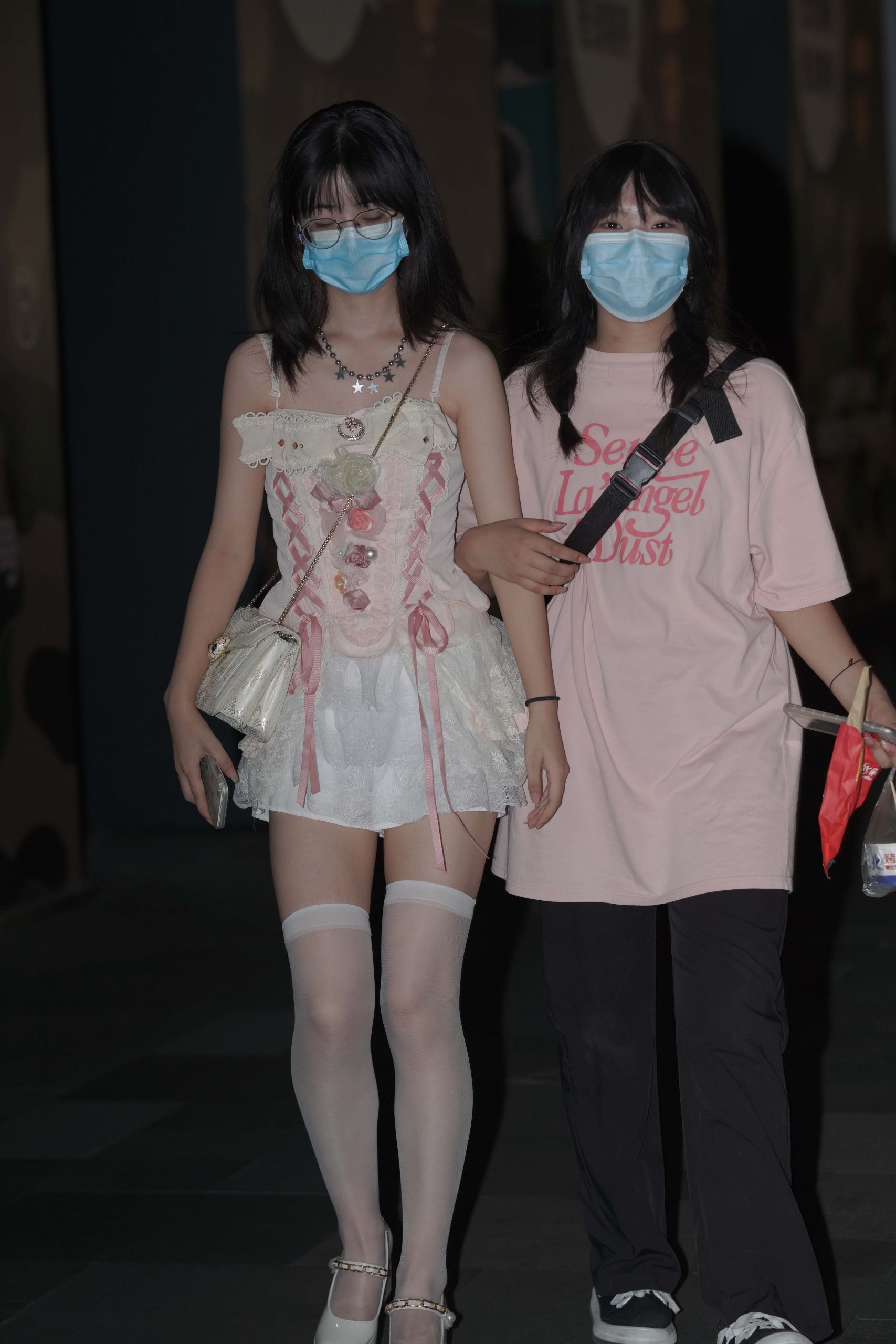 图片[1]-正在逛街的粉色连衣裙妹子【76P】YA6443-喵咪图库