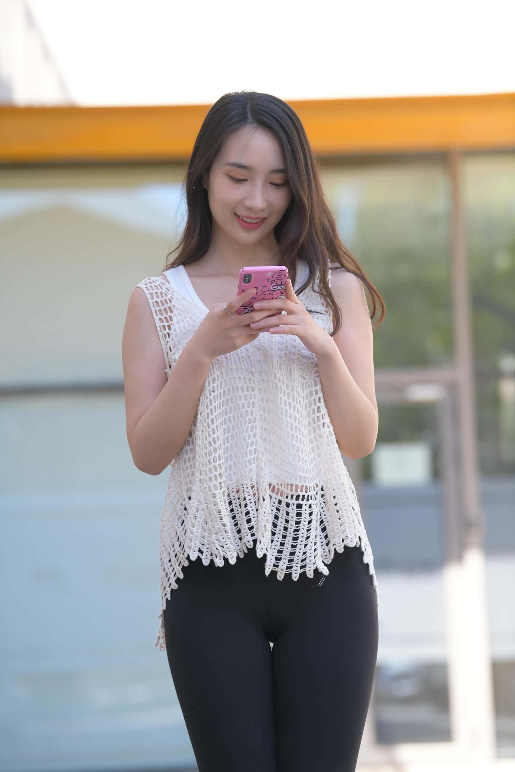 图片[2]-阳光下玩自拍的瑜伽裤姑娘【656P】J3341-喵咪图库