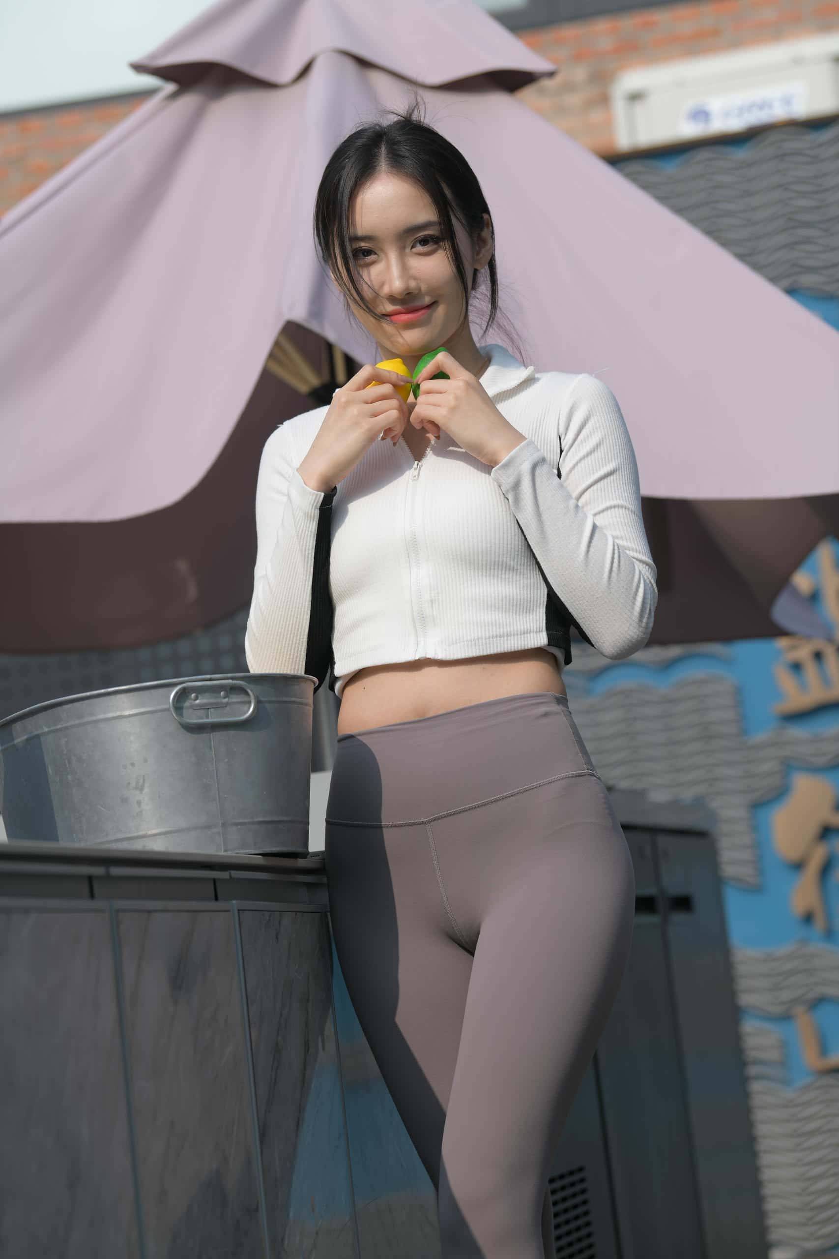 图片[1]-又飒又美的紫色瑜伽裤姑娘【701P】J8165-喵咪图库
