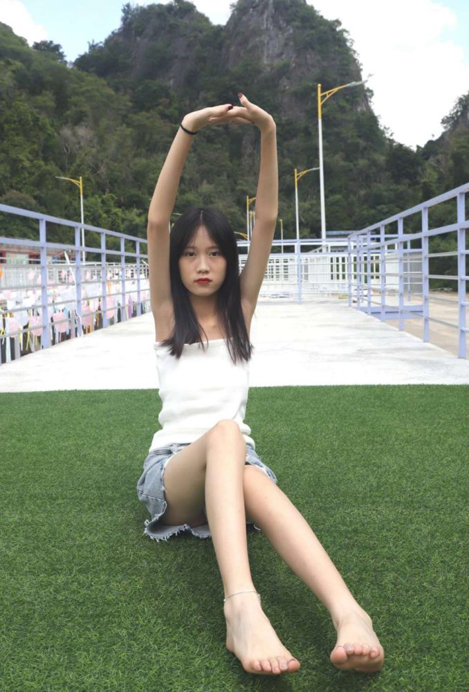 坐在草地上的长发女孩【172P】20012-喵咪图库