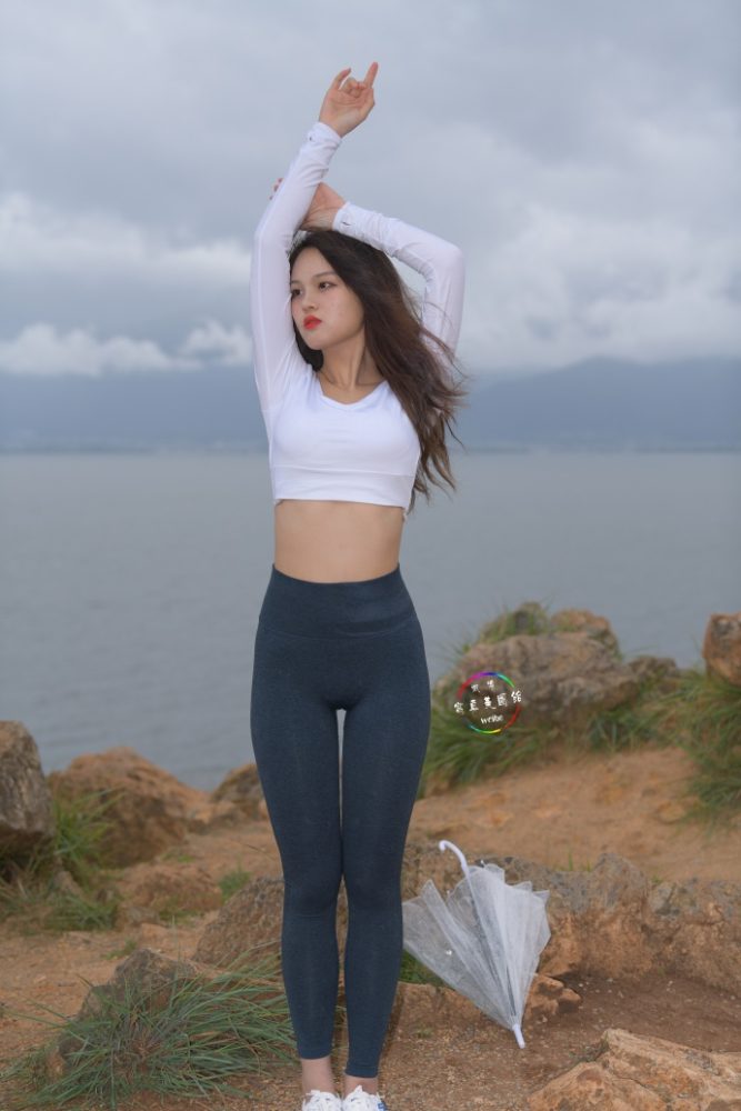 深蓝色瑜伽裤甜美女孩 J1320 514P2V-17.5GB-喵咪图库