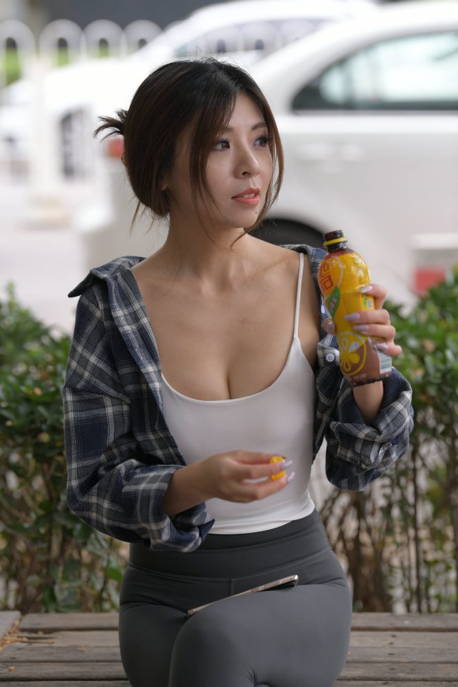 喝饮料的瑜伽裤女孩J2242 383P1V-17.5GB-喵咪图库