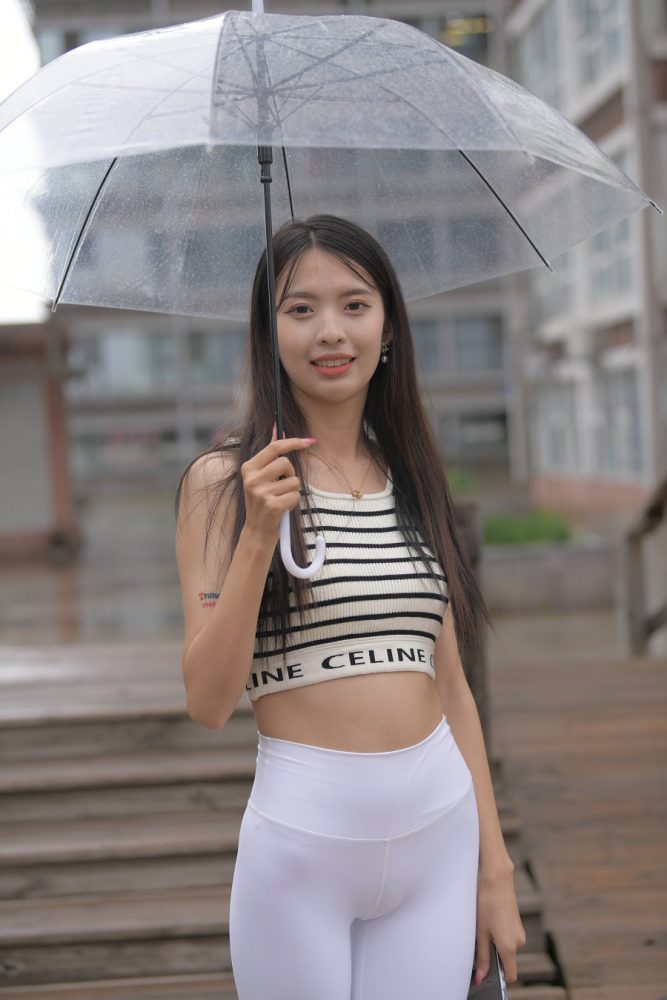 打伞的白色瑜伽裤女孩J2986 622P1V-22.06GB-喵咪图库
