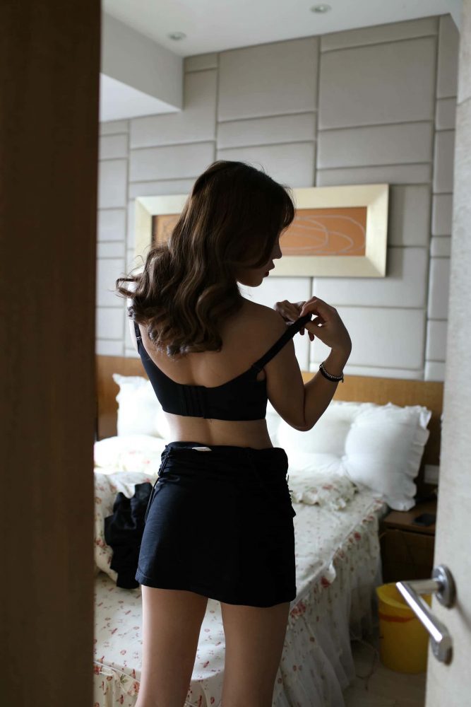 穿黑色紧身裙柔情似水的女孩【329P】000062-喵咪图库