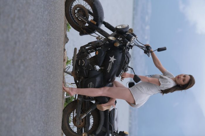 阴雨天在海边骑车的长发女人【156P】00044-喵咪图库