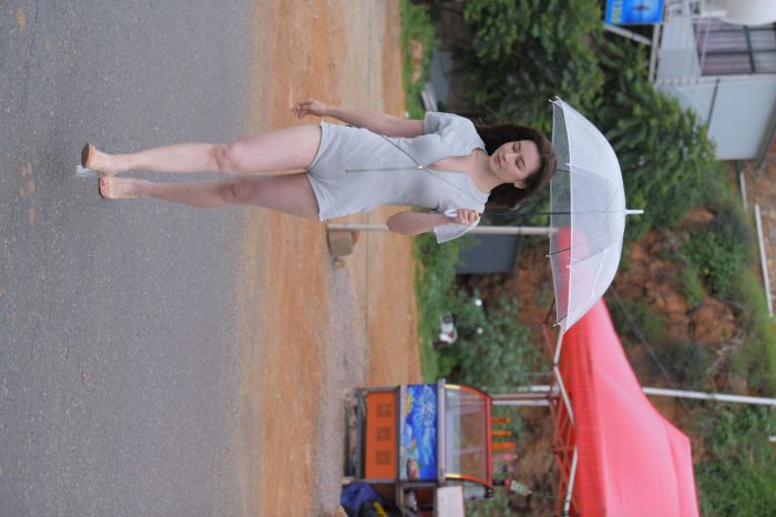 阴雨天在海边骑车的长发女人【156P】00044-喵咪图库