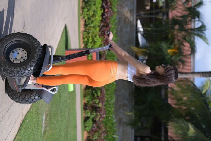 骑着平衡车的橘黄色瑜伽裤妹妹【620P】00054-喵咪图库