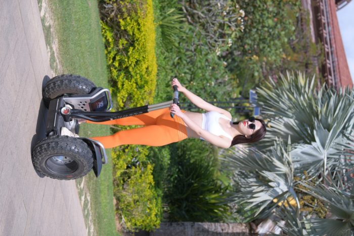 骑着平衡车的橘黄色瑜伽裤妹妹【620P】00054-喵咪图库