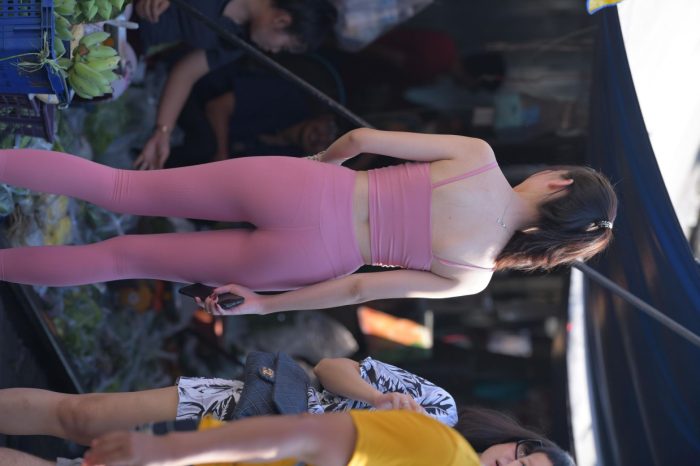 粉色的甜美瑜伽裤女孩在逛街【372P】00057-喵咪图库