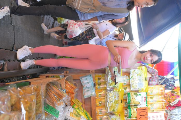 粉色的甜美瑜伽裤女孩在逛街【372P】00057-喵咪图库