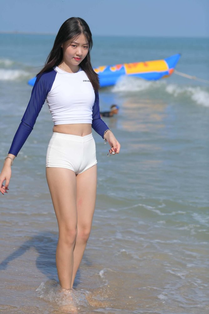 海边玩耍的蓝白上衣热裤女孩【161P】J0848-喵咪图库