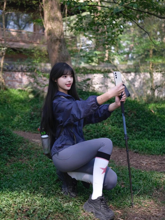 爱爬山的瑜伽裤MM，太甜美了！~-喵咪图库