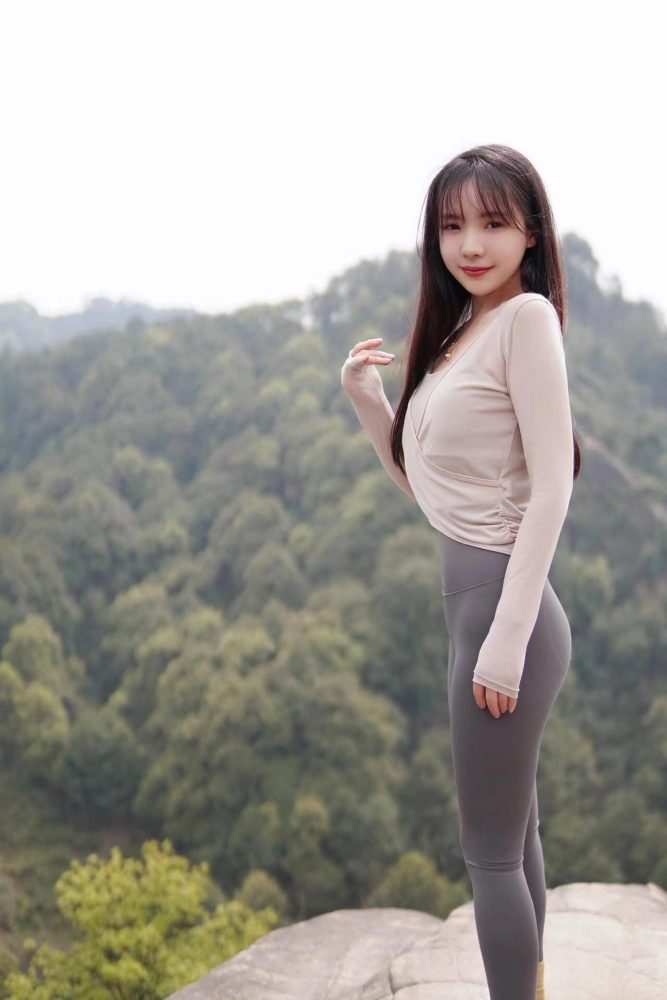 穿瑜伽裤爬山的长发少女-喵咪图库