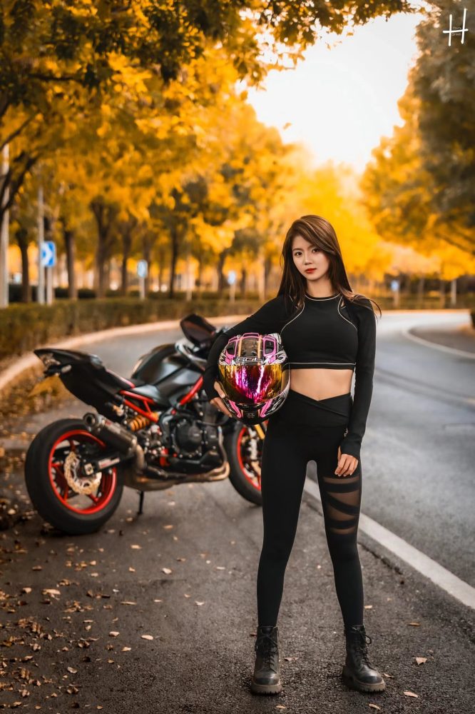 骑摩托车的瑜伽裤美女身材太好了！-喵咪图库